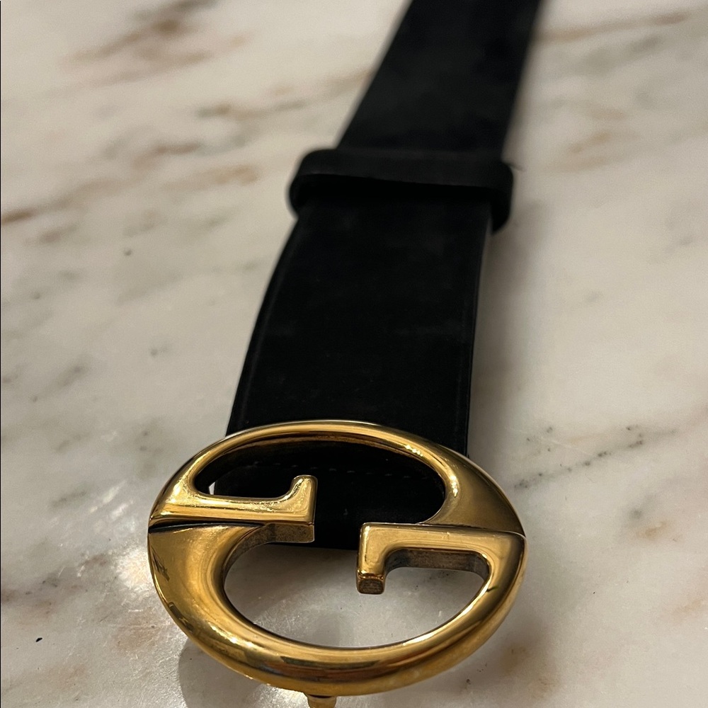 Gucci Black Suede Belt with Gold Buckle.  98cm. 38” x 1.5”. Ladies